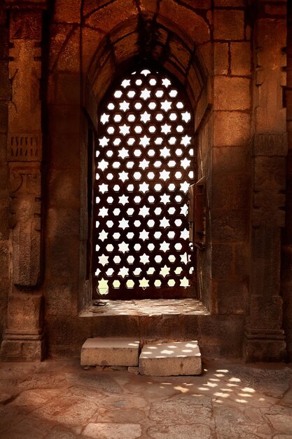 Steenbalkon met oud mozaïekvenster in complexe Qutub Minar in Delhi India