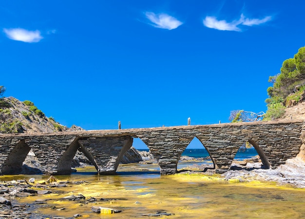 Foto steenbrug voor toeristen aan de middellandse zee codaques catalonia