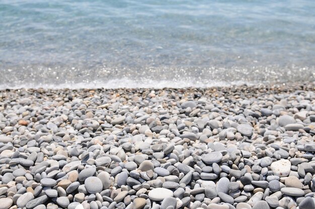 Foto steenen op het strand.