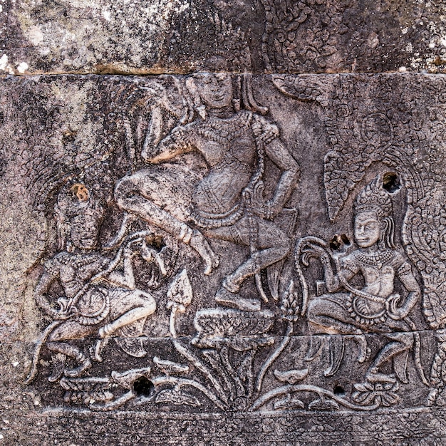 Steengehouwen basreliëf met dansende apsara's in de oude Khmer-tempel in Angkor Siem Reap Cambodja