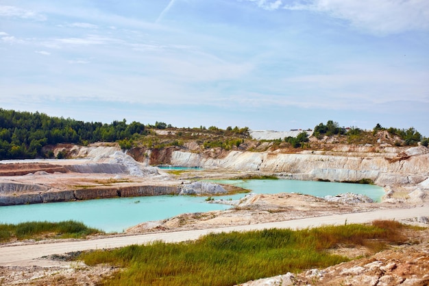 Steengroeve-extractie porseleinklei kaolien met turkoois water