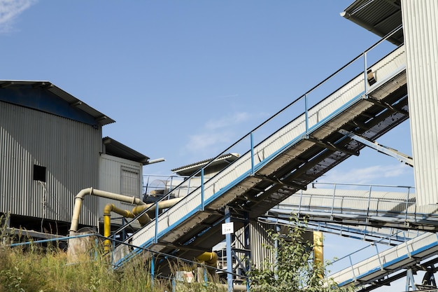 Steengroeve met moderne breek- en zeefapparatuur