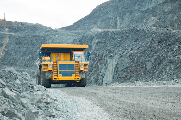 Steengroeve voor de winning van ijzererts Transport van koperertsgesteenten door dumptrucks Grote gele vrachtwagenuitrusting voor het werken met koperertsgesteenten Mijnbouwwerken