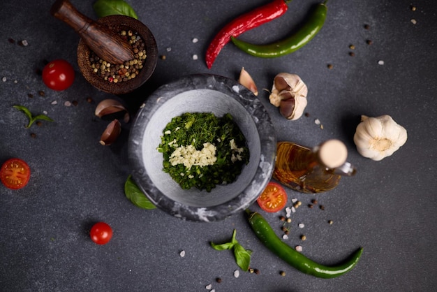 Foto steenmortel met gekapte ingrediënten in groene saus