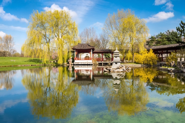 Steenpagode in de vijver van een formele Chinese tuin