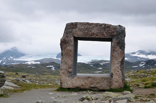 Foto steenstructuur tegenover bergen