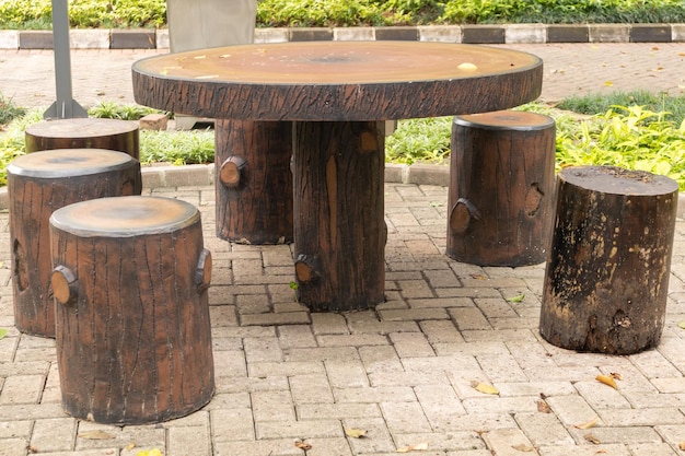 Steentafel en banken met houten textuur in de tuin