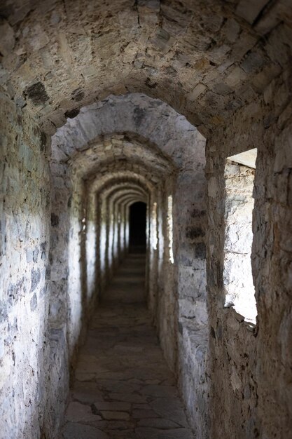 Steentunnel met bogen in een oud kasteel