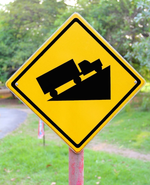 Steep grade hill traffic sign