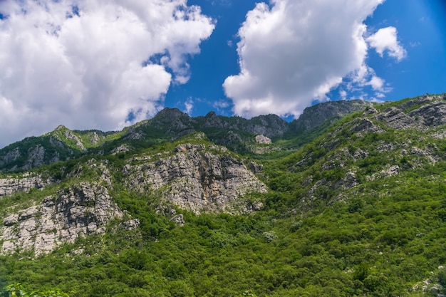 Крутые горные склоны в каньонах вдоль реки Морача