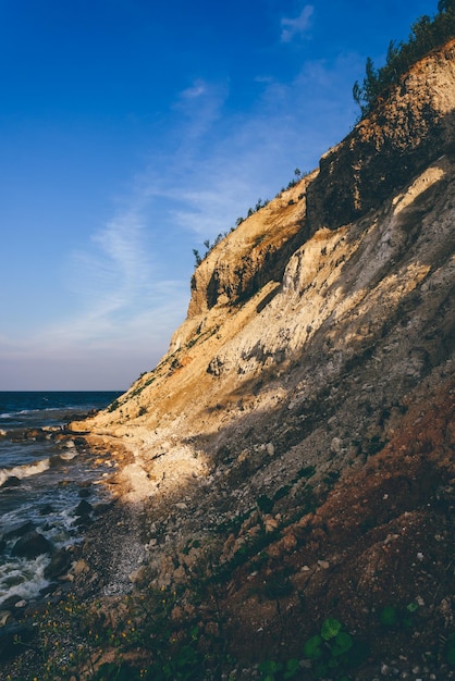 Photo steep rocky river shore