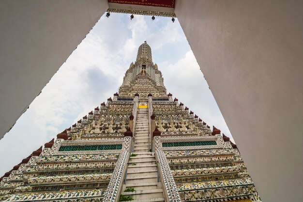 와트 아룬 (Wat Arun) 의 꼭대기 까지 가는 가파른 계단