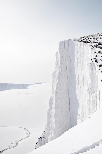 Foto scogliere bianche ripide montagne astratte paesaggi surreali