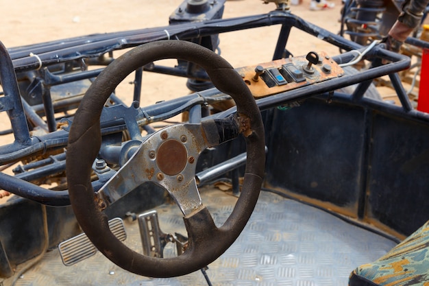 Steering wheel and driver&#39;s seat