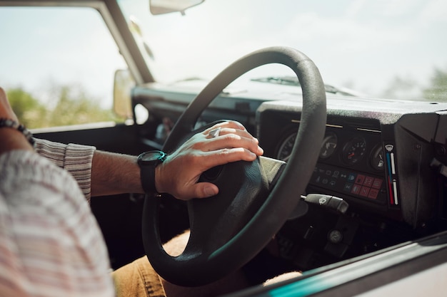 Руки на руле нажимают на автомобильный гудок в дорожной поездке, пробке и путешествии.