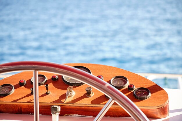 Volante con sistema di navigazione sullo yacht.