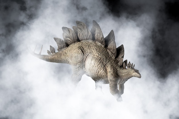 Dinosauro stegosauro su sfondo di fumo