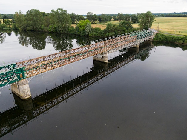 Steiger gebruikt voor onderhouds- of restauratiewerkzaamheden aan een bruggetje over een grote rivier de Cher