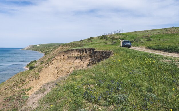 Steile begroeide struiken over de rivier foto van hoge kwaliteit