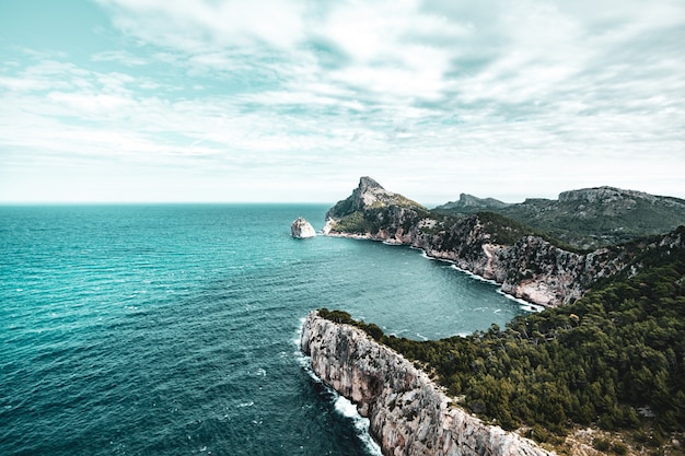 Steile en rotsachtige kaap in mallorca, spanje.