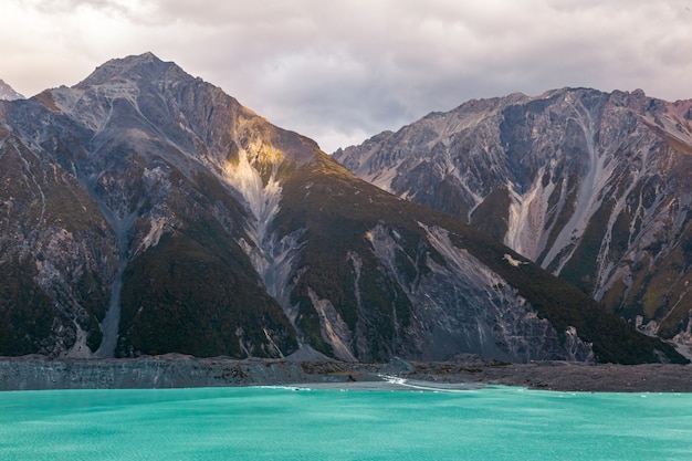 Steile hoge kliffen boven het meer Lake Tasman Nieuw-Zeeland