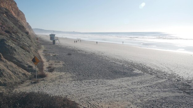 Steile klif rots of bluf californië kust mensen wandelen torrey pines beach