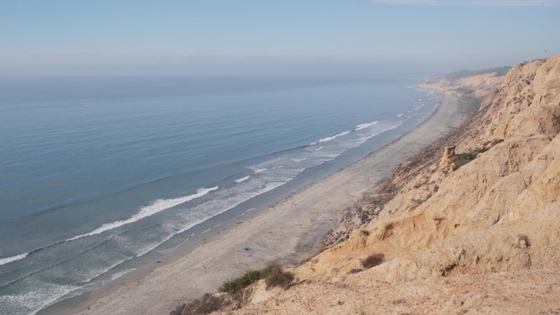 Steile klif rots of bluf californië kusterosie torrey dennen uitzicht overzien