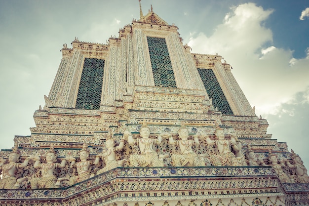 Steile trappen naar de top van Wat Arun