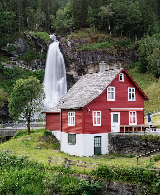 Steinsdalsfossen-ノルウェーの滝