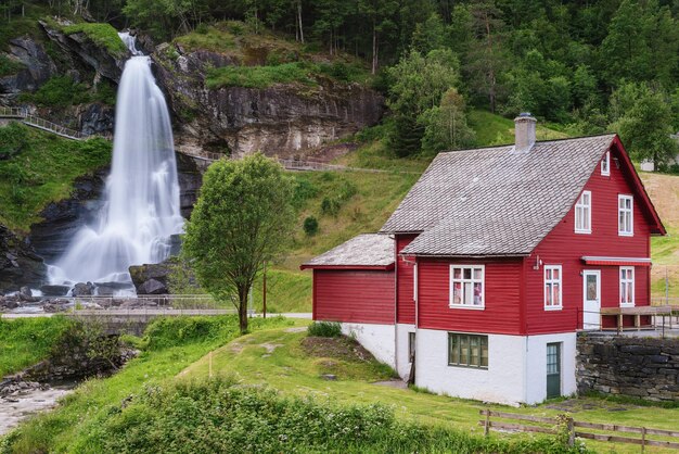 ノルウェーの Steinsdalsfossen の滝