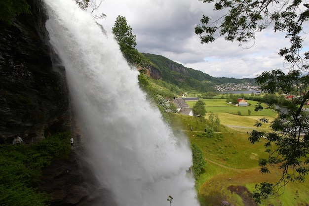 Steinsdalsfossen waterval in Noorwegen Scandinavië