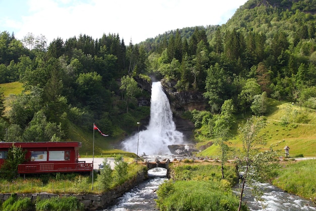 Steinsdalsfossen waterval in Noorwegen Scandinavië