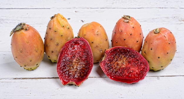 Stekelige peren op een witte houten tafel