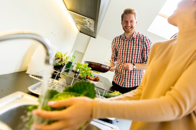 Stel in de keuken