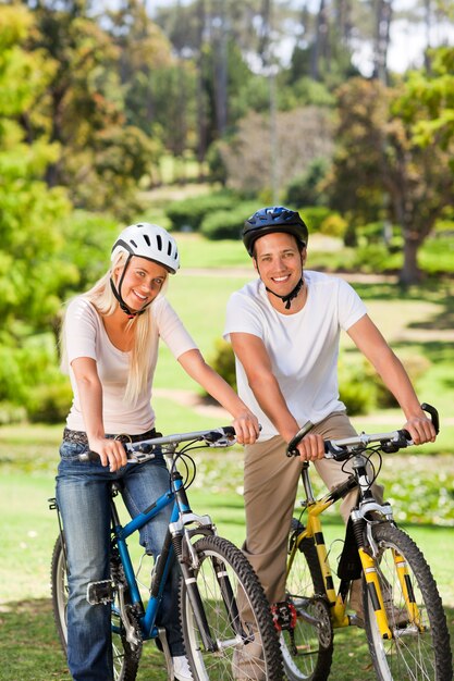 Stel in het park met hun fietsen