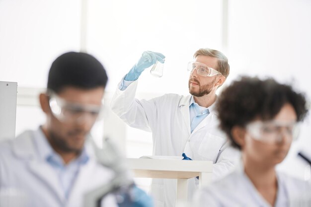 Stel je een groep wetenschappers voor die in een laboratorium werken