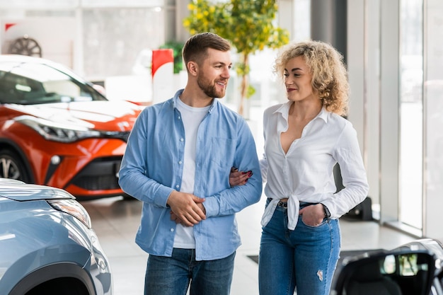 Stel loopt door de autodealer