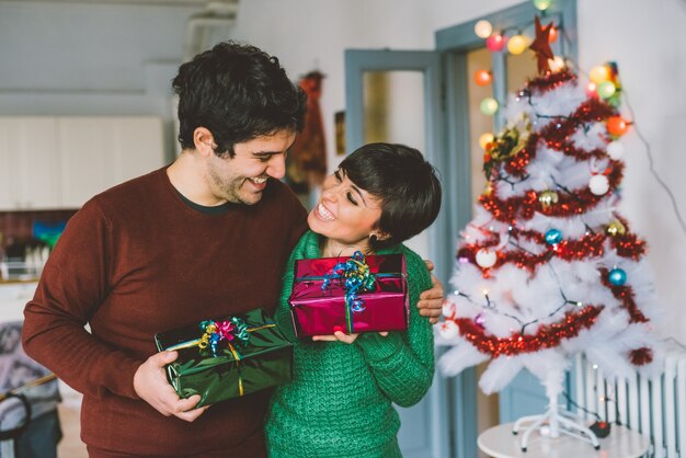 Stel met kerstcadeautjes