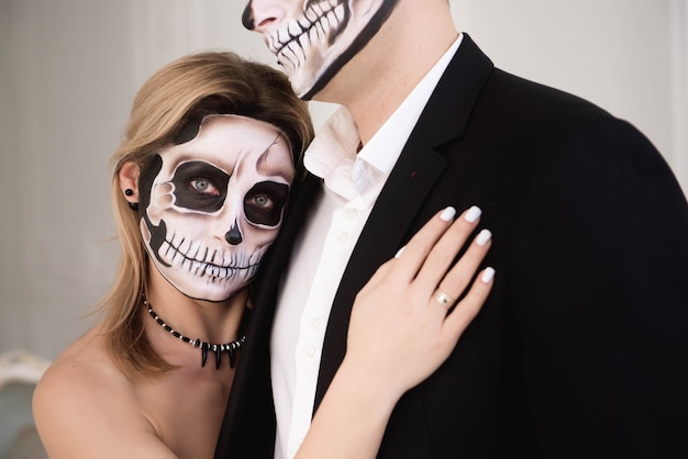 Stel met schedel make-up voor halloween