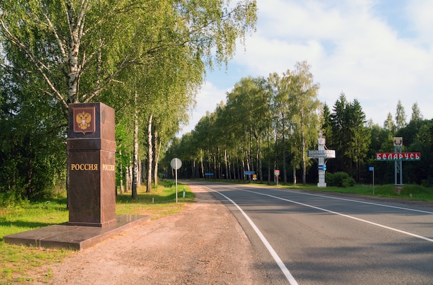 Stele van Rusland en Wit-Rusland op de grensweg.