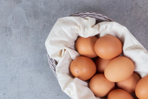 Stelletje biologische eieren op een tafel