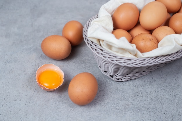 Stelletje biologische eieren op een tafel