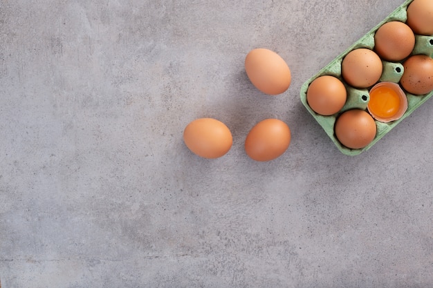 Stelletje biologische eieren op een tafel