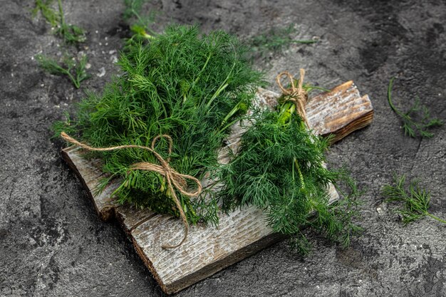 Foto stelletje dille in houten kist donkere achtergrond voedsel voor vegetariërs lange banner formaat bovenaanzicht