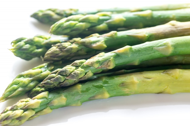 Stelletje gekookte asperges op de plaat