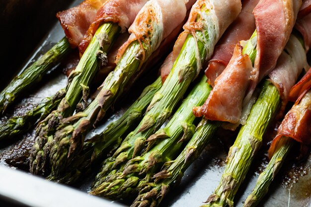 Stelletje heerlijke asperges omwikkeld met spek gegrild