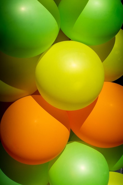 Stelletje kleurrijke ballonnen voor het buitenfeest