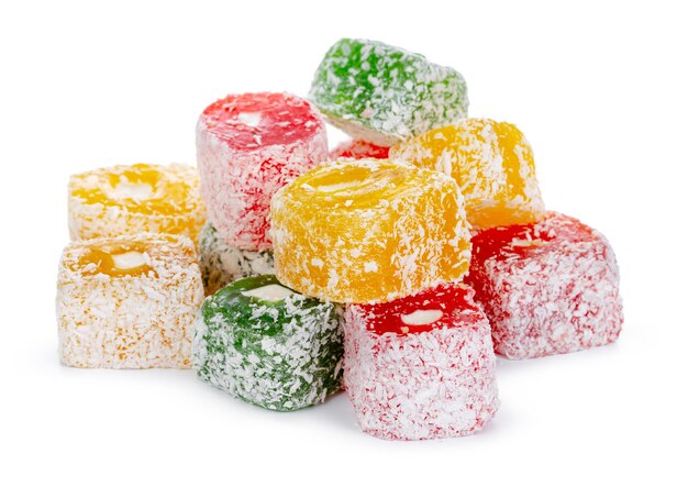 Stelletje kleurrijke Turkish Delight-snoepjes op wit wordt geïsoleerd