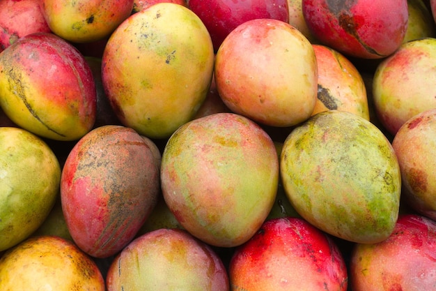 Stelletje mango's op het marktplein van dichtbij bekeken