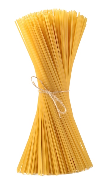 Stelletje ongekookte italiaanse pasta spaghetti op een witte achtergrond